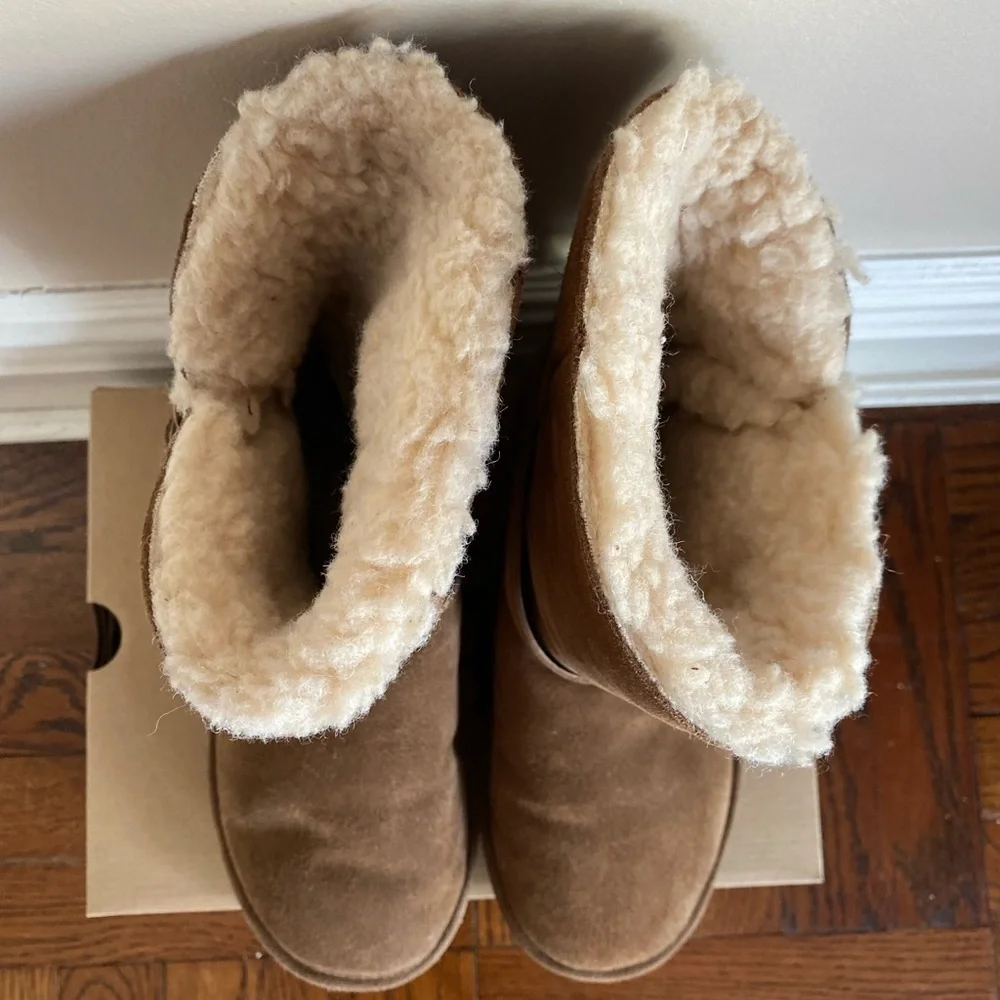 Bearpaw Suede and Shearling Booties with Ankle strap in Chestnut Size 9